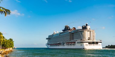 Gemi seyahati. Yaz tatilindeki görkemli gezi manzarası. Gemi turu ve deniz seyahati. Lüks yolcu gemisinde seyahat. Gemi Miami sahil limanından ayrılıyor. Miami turu.