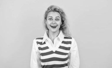 Günlük iş tarzında genç beyaz kadın iş kadını ya da öğretmendir sarı üzerine izole edilmiş..