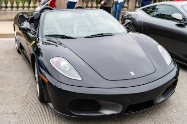 Chicago, Illinois - 29 Eylül 2024: Ferrari 360 Spider siyah rengi. Ferrari 360 caddeye park etmiş. Köşeden bak. Lüks Ferrari 360 Chicago 'da