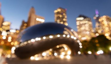 Bulut Kapısı tarihi noktayı kaldırdı. Milenyum Parkı, ünlü Bulut Kapısı heykeli, bulanık manzaralı. Fasulye heykeli. Bulanık gece şehri manzarası. Chicago Milenyum Şehir Parkı. Bulanık ve odaksız.