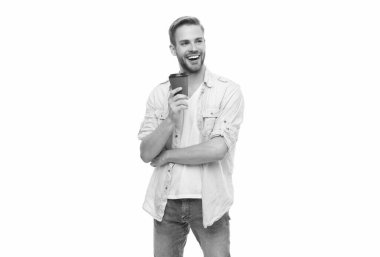 Sabah kahvesi vakti. Yaşam tarzı konsepti. Espresso içiyorum. Çay içen adam. Sıcak bir sabah. Evde kahve molası. Millennial Man 'in beyaz kahve fincanı var. Kremalı latte..