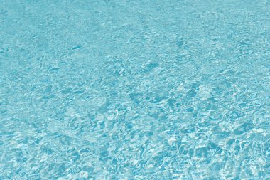 Deniz arka planı. Yüzme havuzu dalgalandı. Yaz tatili. Yaz tatilinde spa merkezi. Havuz kenarında su yüzeyi olan bir tatil köyü. Mavi havuz arka planında deniz dalgaları. Jakuzi.