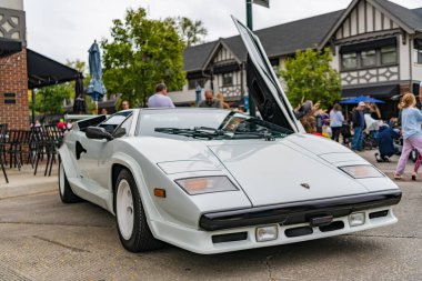 Chicago, Illinois - 29 Eylül 2024: Lamborghini Countach beyaz rengi. Lamborghini Countach sokağa park etmiş. Köşeden bak. Chicago 'da lüks Lamborghini Countach