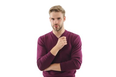 Adamın şık bir kazağı var. Gündelik kazak giyen genç bir adam. Sıradan bir erkek portresi. Milenyum portresi. Genç adam beyazda izole edilmiş. Şık genç adam portresi. Sıradan bir adam. Genç adam stili..