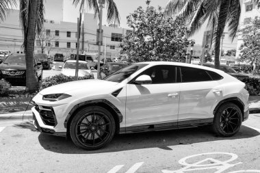 Miami Beach, Florida ABD - 14 Nisan 2021: beyaz Lamborghini Urus Sedan, yan görüş. park spor geçidi.