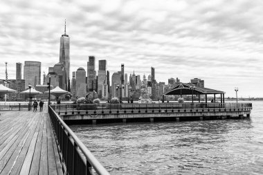 New York, Jersey City, ABD - 20 Aralık 2023: NJ New Jersey gezinti alanında modern gökdelen mimarisi ile Skyline şehir manzarası.