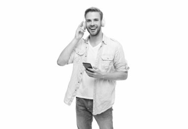 Müzik yaşam tarzı. Ses çalma listesi. Kulaklıklı adam. Kulaklıklı adam telefonda mp3 çalma listesini seçiyor. Beyazlar içinde izole edilmiş akıllı telefon uygulaması kullanan adam. Telefonla müzik dinlemek. Modern hayat.