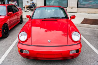 Chicago, Illinois - 29 Eylül 2024: Porsche 911 Carrera Coupe yolda. Porsche 911 Carrera Roadster kırmızısı. Porsche 911 Chicago 'daki Carrera Speedster..