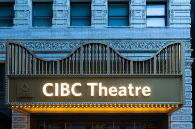 Chicago, Illinois, ABD - 22 Ekim 2024: CIBC Tiyatrosu. Şehir merkezinde sanat eserleri sergileyen CIBC tiyatro ışığı girişi. Chicago 'daki CIBC Tiyatrosu manzarası. Chicago 'nun simgesi.
