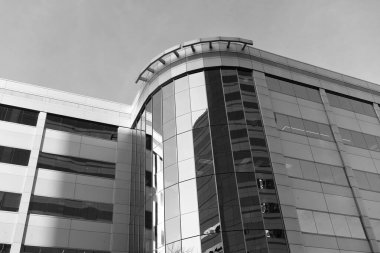 Geometrik yapı mimarisi. Geometrik yapısal bina. Modern şehirde geometrik mimari. Mimari yapı. Modern binalarda geometrik şekiller. İş merkezi.