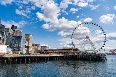 Seattle, Washington, ABD, 26 Temmuz 2024: dönme dolaplı eğlence parkı. Gözlem Dönme dolabı. Gözlem tekerindeki panayır gezisi. Eğlence gezisi. Uzayı kopyala Dönme dolap.
