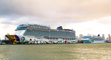 Miami, Florida, ABD - 4 Kasım 2024: Norveç Tekrar ve Jade yolcu gemisi yolculuğu. Yaz tatilinde gemi turu. Norveçli gemi şirketi. Gemi turu ve deniz seyahati. NCL Gemisi.