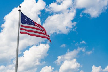 Amerikan bayrağı bağımsızlık günü için dalgalanıyor. ABD bayrağı. Mavi gökyüzünde Birleşik Devletler bayrağı sallıyor. Bağımsızlık Günü. Vatanseverlik sembolü. Anma Günü veya 4 Temmuz 'da Amerikan Bayrağı.