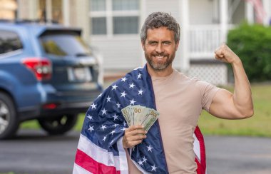 Enflasyon konsepti. Amerikan vergi politikası. İspanyol adam ve Amerikan bayrağı. Amerika 'da vergi ödemek. Katma değer vergisi. Vergi sistemi. Vatansever adam. Amerikan bayrağı ve dolar parası. Güç ve istikrar.