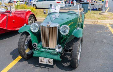 Chicago, Illinois, ABD - 08 Eylül 2024: MG TC Roadster 2 koltuklu spor üstü açılır araç, köşe manzaralı. Retro spor araba yeşil renk. Üstü açık MG TC araba. Chicago 'da MG TC