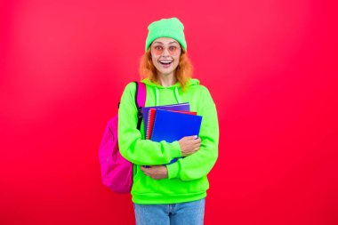 1 Eylül. Bilgi ve eğitim. Okul eğitimi. Öğrenci hayatı. Üniversitedeki kız öğrenci. Okula dönelim. Bilgi toplama günü. Üniversitede eğitim. Pembe üzerine izole edilmiş genç bir kız. Yüksek öğrenim.