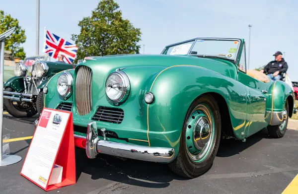 Chicago, Illinois, ABD - 08 Eylül 2024: Jowett Jupiter Mk1 üstü açılabilir araç, köşe manzaralı. Retro spor araba. Üstü açık Jowett Jupiter Mk1 arabası. yeşil Jowett Jüpiter Mk1