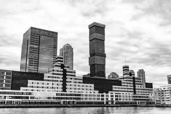 Şehir manzarası silüeti. Şehir merkezindeki metropolitan şehri. Modern şehir gökdeleni. Şehir rıhtımında gökdelen. Binası olan şehir silueti. Şehir manzarası üzerine bir mimari. Modern mimari.