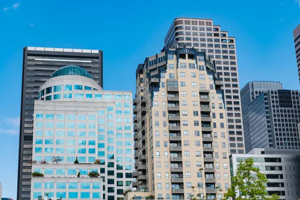 Şehir mimarisi. İş bölgesindeki ofis binası. Konut binası. Gökdelen mimarisi. Gökdelen modern şehir manzarası. Şehir manzarası. Şehir merkezindeki gökdelen..