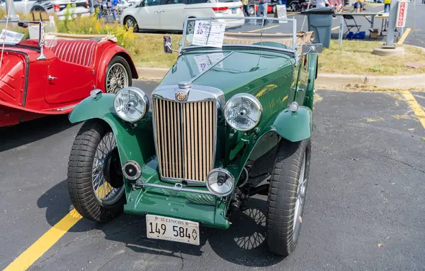 Chicago, Illinois, ABD - 08 Eylül 2024: MG TC Roadster 2 koltuklu spor üstü açılır araç, köşe manzaralı. Retro spor araba yeşil renk. Üstü açık MG TC araba. Chicago 'da MG TC
