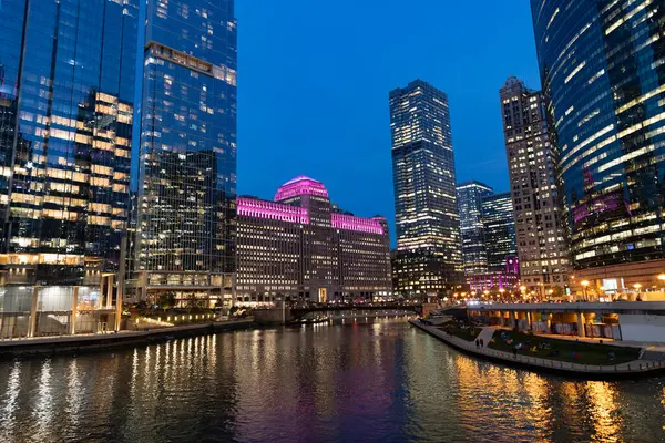 Nehirdeki Chicago gökdelenin mimarisi. Şehir gecesi aydınlatılmış bina. Gökdelen şehir manzarası. Chicago, Illinois 'de bir gece şehri. İş şehri. Chicago gökdelen binasının gece manzarası.