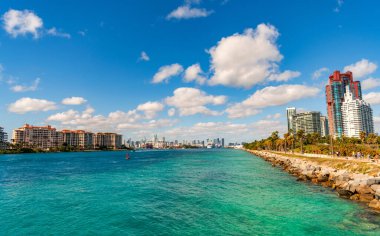 Güney Sahili, ABD 'de deniz kanalı olan Miami manzarası. Miami limanına giden deniz kanalı. Miami 'nin Fisher Adası' yla manzarası. Florida 'da lüks bir hayat. Miami güney plajı. South Point Parkı.