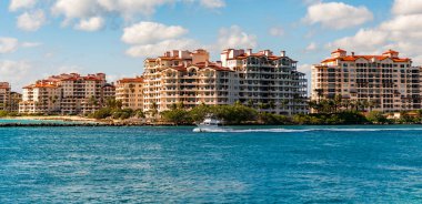Yaz tatili. Fisher Adası Binası. Lüks motorlu tekne yatı. Yat marinaya gidiyor. Tekne ve yat gezisi. Lüks bir yaşam tarzı. Fisher Adası 'nda lüks bir binada yat. Denizde geziniyorum..