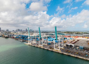 Miami, Florida - 12 Şubat 2025 Miami 'de kargo konteynırı. Nakliye konteynırı, denizcilik. Kargo konteynırlı Miami hava limanı. Deniz taşımacılığı. Miami Limanı. Ticari port.