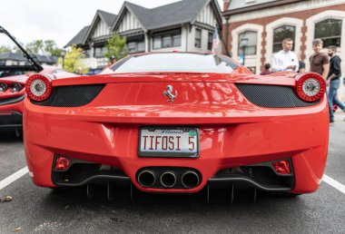 Chicago, Illinois - 29 Eylül 2024: Ferrari 458 Italia kırmızı renk. Ferrari 458 Italia caddeye park etmiş. Arkadan bak. Lüks Ferrari 458 İtalya Chicago 'da