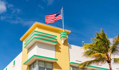 Okyanus yolculuğu. Ocean Drive 'daki Miami South Beach. Art Deco mimarisi. Mimari bina. Tarih Bölgesi. Art deco mimari bölgesi. Art Deco. Amerikan bayrağıyla modern bina.