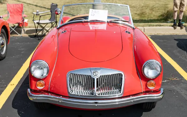 Chicago, Illinois, ABD - 08 Eylül 2024: MG MGA üstü açılabilir spor araba, ön görüş. Retro kırmızı spor yara izi. Üstü açık MG MGA arabası. Chicago 'da MG MGA