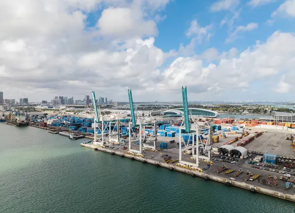 Miami, Florida - 12 Şubat 2025 Miami 'de kargo konteynırı. Nakliye konteynırı, denizcilik. Kargo konteynırlı Miami hava limanı. Deniz taşımacılığı. Miami Limanı. Ticari port.