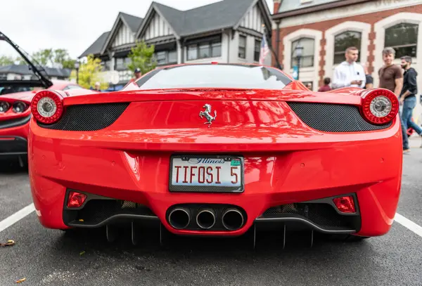 Chicago, Illinois - 29 Eylül 2024: Ferrari 458 Italia kırmızı renk. Ferrari 458 Italia caddeye park etmiş. Arkadan bak. Lüks Ferrari 458 İtalya Chicago 'da