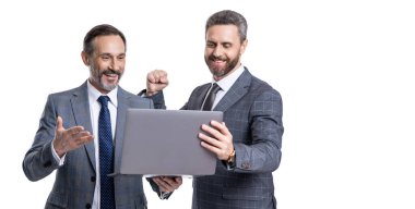 Programcı çevrimiçi bilgisayar kullanıyor. Çevik iş. Profesyonel iş adamlarının çevrimiçi iletişimi vardır. Çevrimiçi çalışan olgun iş adamları. İş başarısı. Çevrimiçi iletişim.