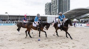 Miami Plajı, ABD-17 Kasım. 2024: Polo oyuncuları Dünya Polo Ligi Plajı 'nda oynuyorlar. Miami Beach, FL 'deki atların polo oyuncuları.