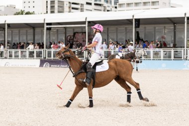 Miami Plajı, ABD-17 Kasım. 2024: Polo oyuncuları Dünya Polo Ligi Plajı 'nda oynuyorlar. Miami Beach, FL 'deki atların polo oyuncuları.