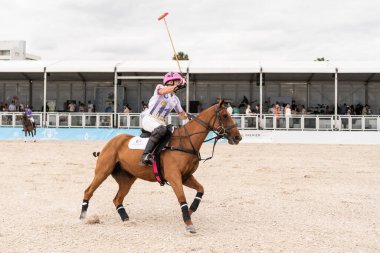 Miami Plajı, ABD-17 Kasım. 2024: Polo oyuncuları Dünya Polo Ligi Plajı 'nda oynuyorlar. Miami Beach, FL 'deki atların polo oyuncuları.