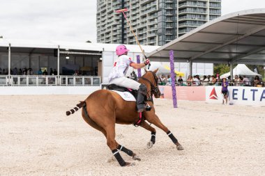 Miami Plajı, ABD-17 Kasım. 2024: Polo oyuncuları Dünya Polo Ligi Plajı 'nda oynuyorlar. Miami Beach, FL 'deki atların polo oyuncuları.