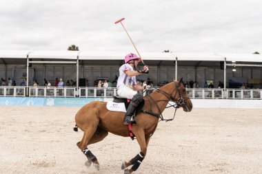 Miami Plajı, ABD-17 Kasım. 2024: Polo oyuncuları Dünya Polo Ligi Plajı 'nda oynuyorlar. Miami Beach, FL 'deki atların polo oyuncuları.