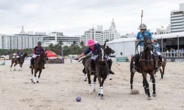 Miami Plajı, ABD-17 Kasım. 2024: Polo oyuncuları Dünya Polo Ligi Plajı 'nda oynuyorlar. Miami Beach, FL 'deki atların polo oyuncuları.