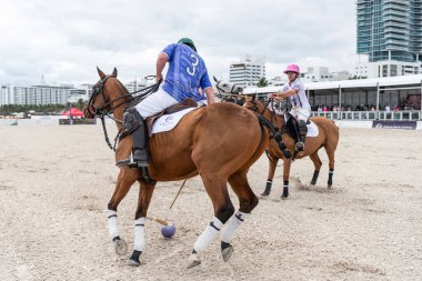 Miami Plajı, ABD-17 Kasım. 2024: Polo oyuncuları Dünya Polo Ligi Plajı 'nda oynuyorlar. Miami Beach, FL 'deki atların polo oyuncuları.
