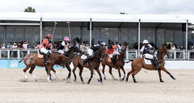 Miami Plajı, ABD-17 Kasım. 2024: Polo oyuncuları Dünya Polo Ligi Plajı 'nda oynuyorlar. Miami Beach, FL 'deki atların polo oyuncuları.