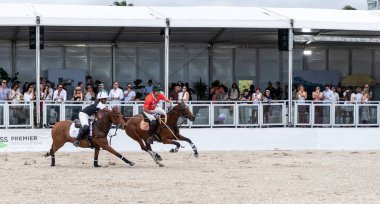 Miami Plajı, ABD-17 Kasım. 2024: Polo oyuncuları Dünya Polo Ligi Plajı 'nda oynuyorlar. Miami Beach, FL 'deki atların polo oyuncuları.