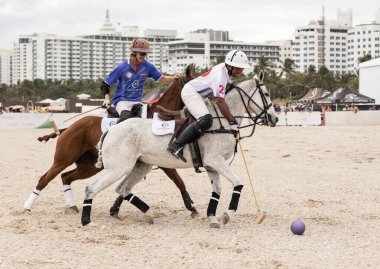 Miami Plajı, ABD-17 Kasım. 2024: Polo oyuncuları Dünya Polo Ligi Plajı 'nda oynuyorlar. Miami Beach, FL 'deki atların polo oyuncuları.