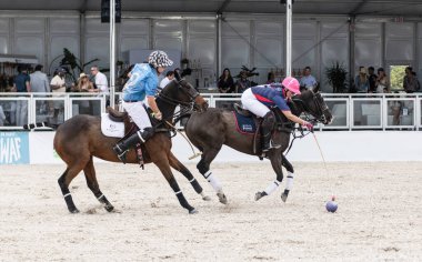 Miami Plajı, ABD-17 Kasım. 2024: Polo oyuncuları Dünya Polo Ligi Plajı 'nda oynuyorlar. Miami Beach, FL 'deki atların polo oyuncuları.
