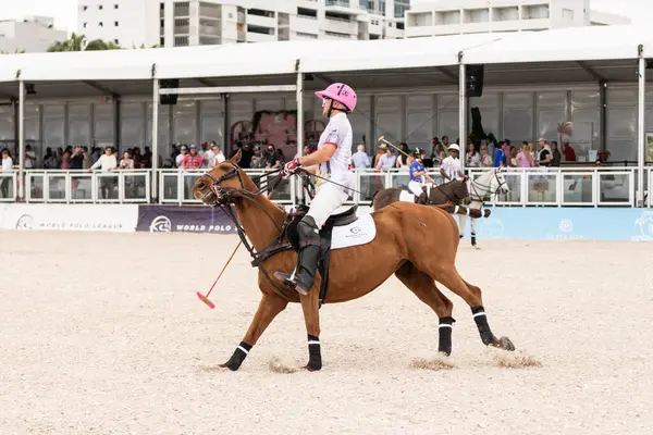 Miami Plajı, ABD-17 Kasım. 2024: Polo oyuncuları Dünya Polo Ligi Plajı 'nda oynuyorlar. Miami Beach, FL 'deki atların polo oyuncuları.