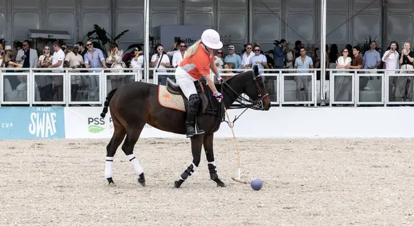 Miami Plajı, ABD-17 Kasım. 2024: Polo oyuncuları Dünya Polo Ligi Plajı 'nda oynuyorlar. Miami Beach, FL 'deki atların polo oyuncuları.