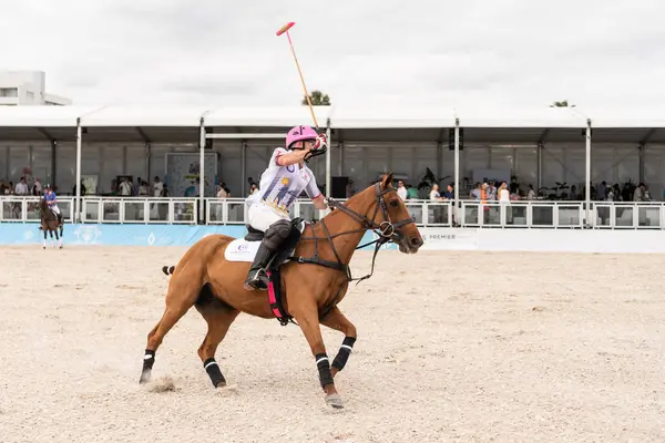 Miami Plajı, ABD-17 Kasım. 2024: Polo oyuncuları Dünya Polo Ligi Plajı 'nda oynuyorlar. Miami Beach, FL 'deki atların polo oyuncuları.