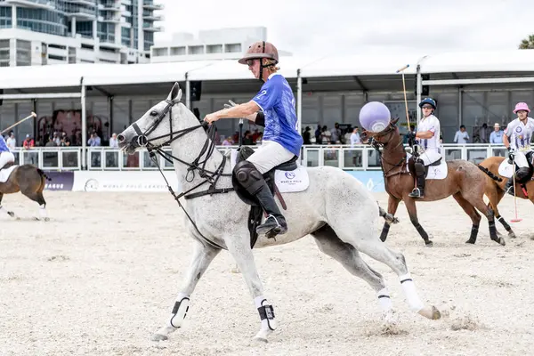 Miami Plajı, ABD-17 Kasım. 2024: Polo oyuncuları Dünya Polo Ligi Plajı 'nda oynuyorlar. Miami Beach, FL 'deki atların polo oyuncuları.