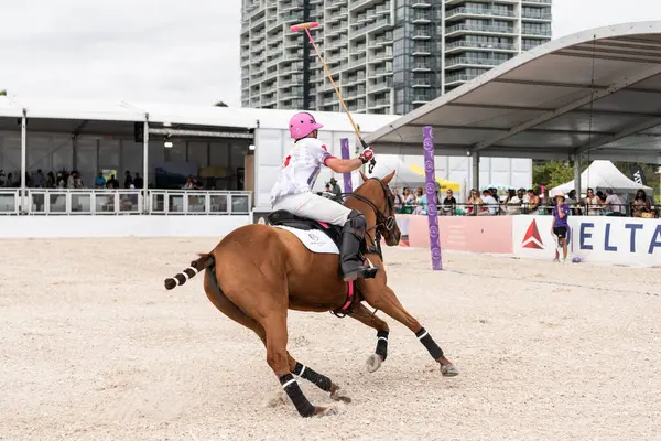 Miami Plajı, ABD-17 Kasım. 2024: Polo oyuncuları Dünya Polo Ligi Plajı 'nda oynuyorlar. Miami Beach, FL 'deki atların polo oyuncuları.